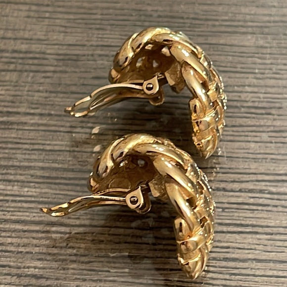 Large Vintage Givenchy Basket Weave Earrings Clip On Signed Gold-tone - Picture 9 of 17